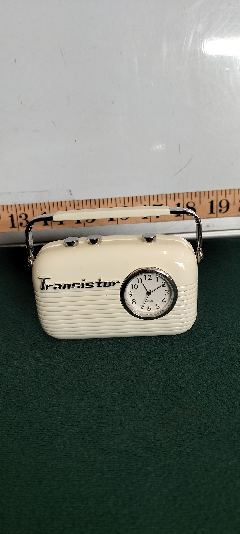 Lot 52 – Plastic Novelty Transistor Radio Style Quartz Desk Clock