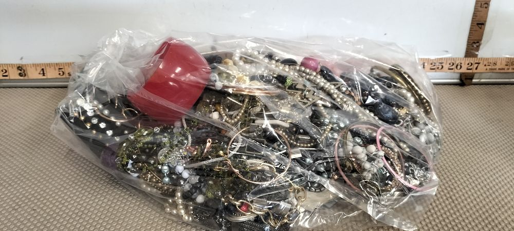 Lot 71 – An Assortment of Mixed Costume Jewellery