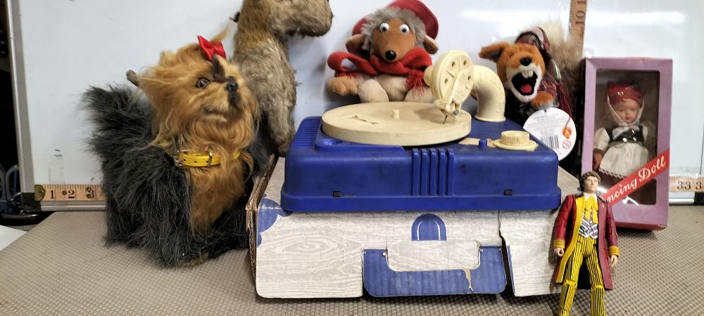 Lot 91 – An Assortment of Vintage Toys and Plush Figures