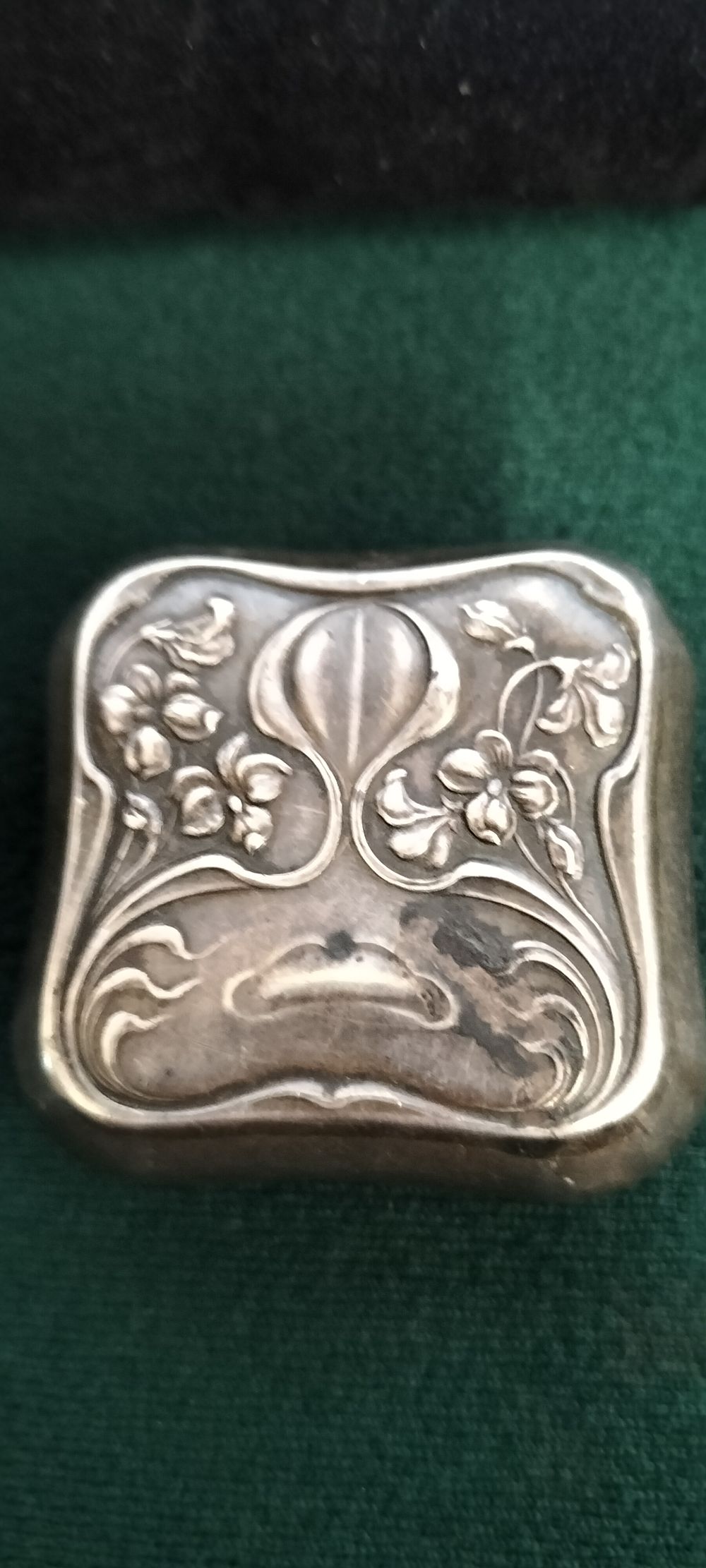 Lot 109 – A Silver Art Nouveau Floral Repoussé Pill Box, Birmingham 1901
