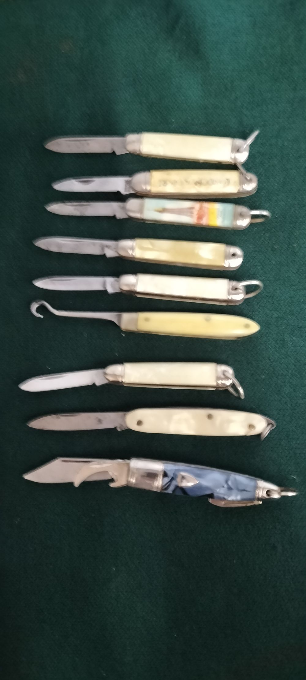 Lot 111 – An Assortment of Vintage Pocket Knives and a Button Hook