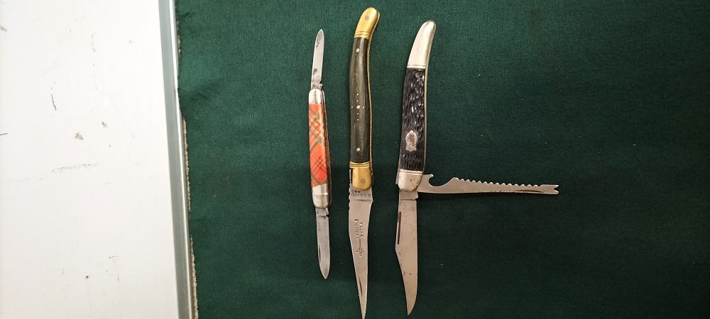 Lot 112 – A Trio of Steel and Synthetic Folding Pocket Knives