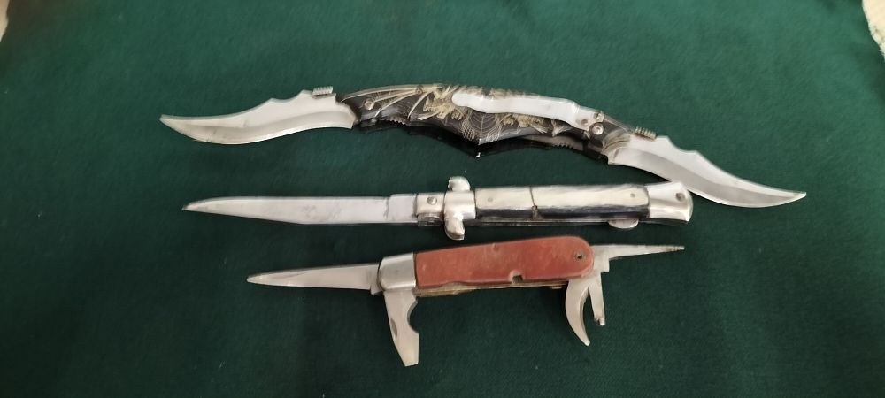 Lot 114 – A Trio of Steel and Synthetic Folding Pocket Knives