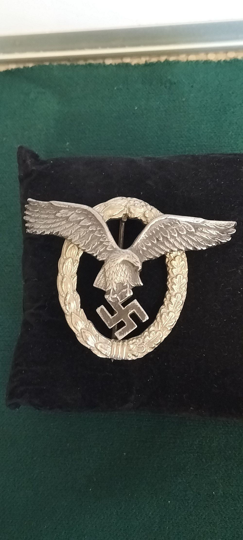 Lot 134 – Silver Luftwaffe Pilot’s Badge by C.E. Juncker, Berlin