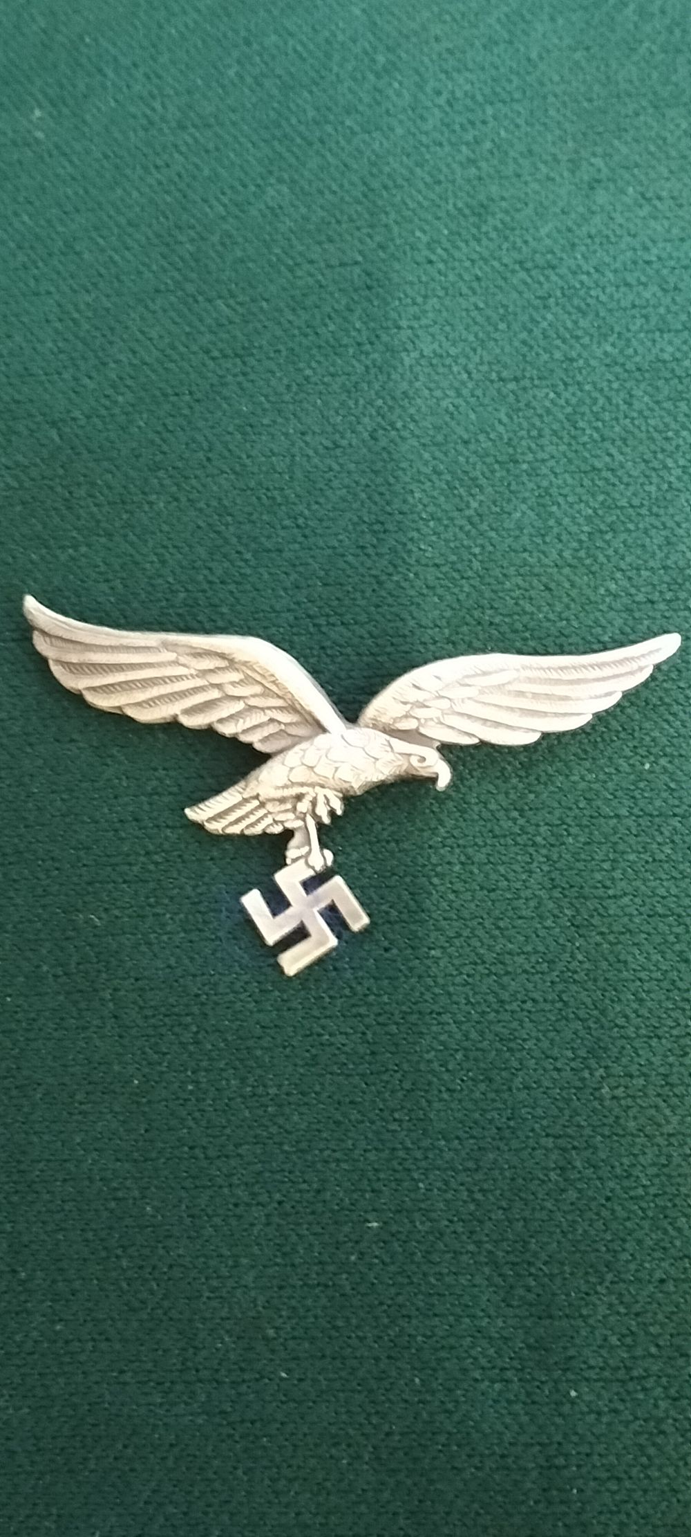 Lot 135 – Silver Luftwaffe Second Pattern Uniform Breast Eagle