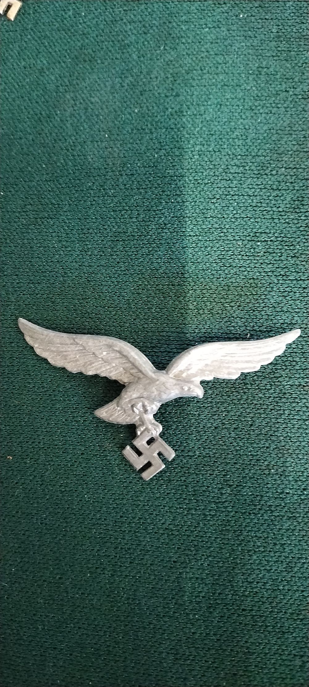 Lot 137 – A Luftwaffe Droop-Tail Eagle Cap Badge