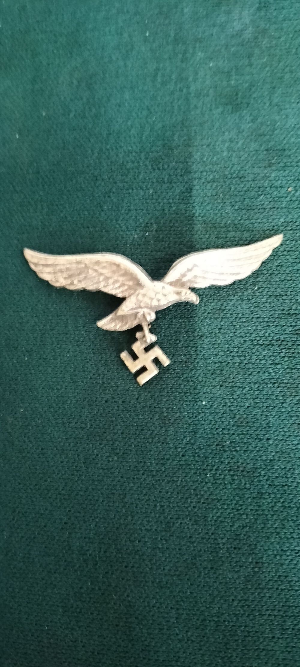 Lot 139 – A Luftwaffe Droop-Tail Flying Eagle Visor Cap Insignia