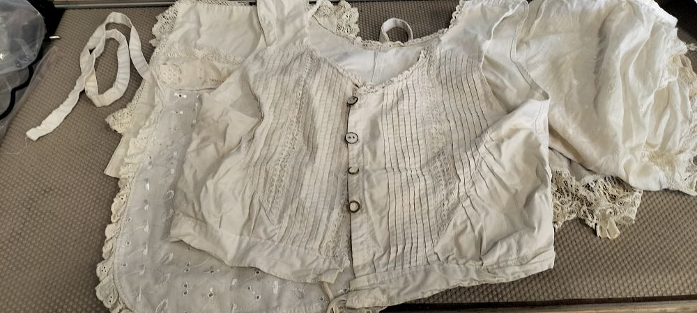 Lot 150 – An Assortment of Edwardian Cotton and Lace Undergarments