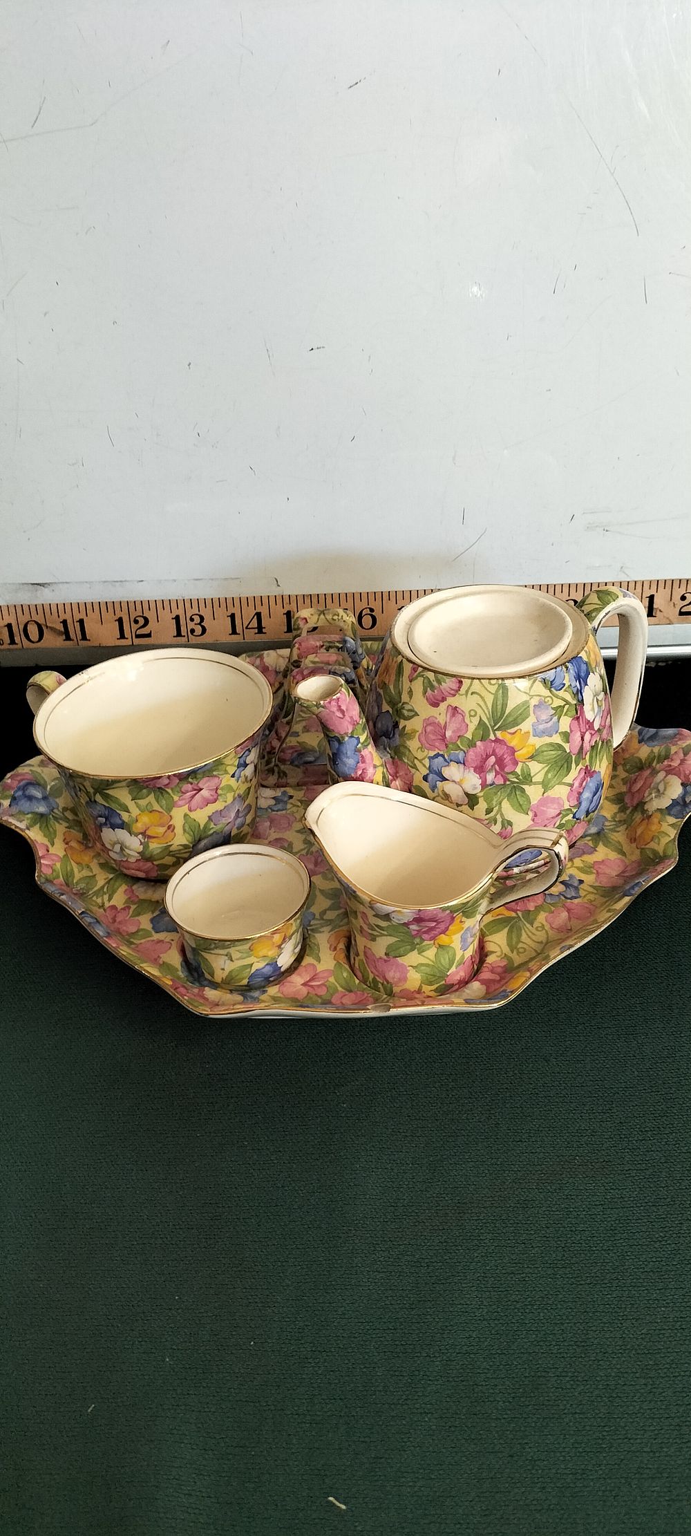 Lot 160 – A Royal Winton Sweet Pea Chintz Ceramic Breakfast Set