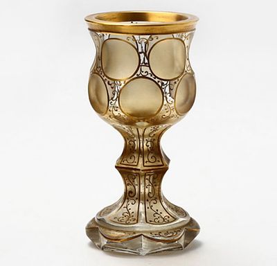 Большой кубок - фужер для вина. Европа. XIX век. Стекло, роспись золотом. 
Высота - 15,5 см. 