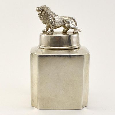 Чайница "Идущий лев". Англия, Честер, 1899 год. Серебро 925 пробы. 
Размеры : вес - 101,7 гр. 