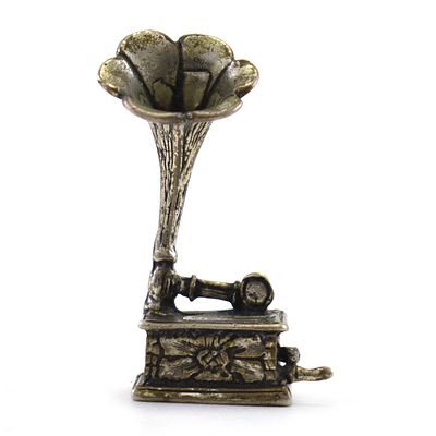 Статуэтка — миниатюра &laquo;Граммофон&raquo;. Серебро. Европа. Начало ХХ века. Размеры : высота — 4 см. 