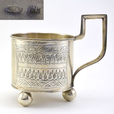 Подстаканник на ножках - шарах. . Серебро 84 пробы. Штихельный рисунок. 
Конец XIX – начало XX 