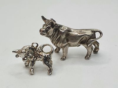 Две серебряные фигурки "Быки". Серебро 800 проба. ХХ век. 
Размеры : высота - 2,3 и 1,3 см. 