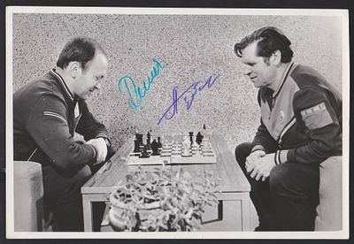 Автографы космонавтов А.А. Губарева и В. Ремека 
Фото : "Космонавты играют в шахматы". 1980-е 