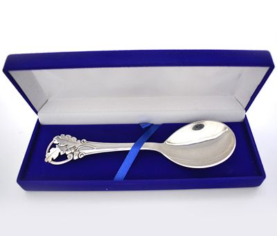 Сервировочная ложка &laquo;Жёлуди&raquo; в подарочном футляре. Серебро 830 пробы. 1953 год. Дания. 
Размеры 