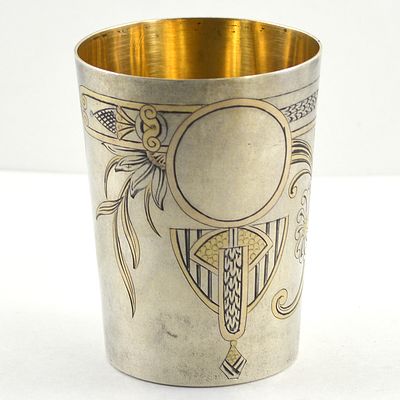 Стакан с узорчатым рисунком. Серебро 84 пробы. Вес - 76 гр., высота - 7,7 см, диаметр - 5,8 см. 
