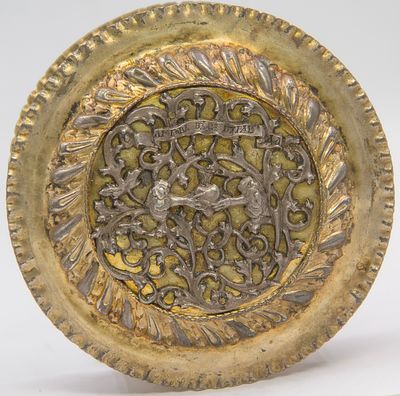 Большая табакерка &laquo;Любовь, вера и правда&raquo;. Россия, первая четверть XVIII века. Серебро, чеканка 