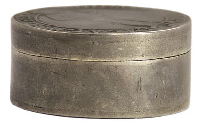 Табакерка с двумя талерами. Европа XVII-XVIII вв.(?). Серебро, позолота. Вес 71,8 г. Размер 