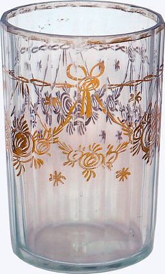 Стакан из стекла, граненый, украшенный росписным декором с растительными гирляндами и венками 