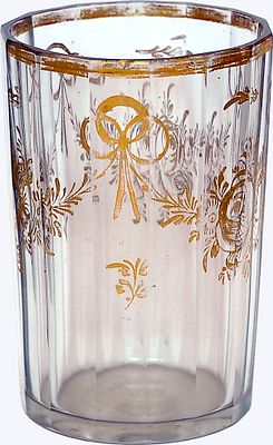 Стакан из стекла, граненый, украшенный росписным декором с растительными гирляндами и венками 