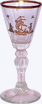 Граненая рюмка конической формы на высокой ножке, декорирована росписным золотым изображением 