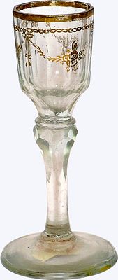 Рюмка граненая ликерная, украшенная росписным декором с цветочными гирляндами и венками 