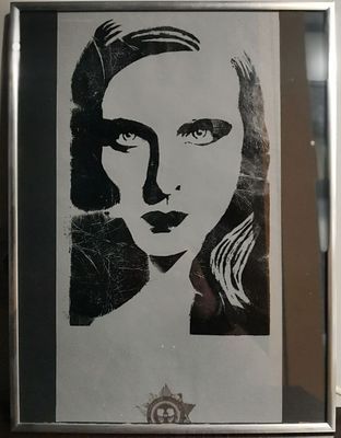Алексей Беляев Гинтовт - Портрет Ленни Рифеншталь. Бумага, трафарет,тушь, отпечатки ладоней автора 