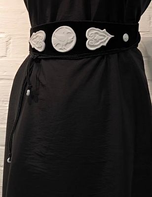 Елена Алексеева. Пояс &laquo;Юрьев-Польский. Древнее кружево&raquo;. Бархат, вискоза, полиэстер. Фарфор 