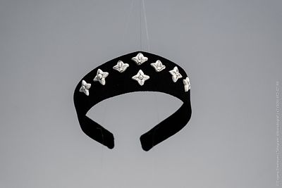 Елена Алексеева. Кокошник-венец &laquo;Мариинка&raquo;. Велюр. Фарфор, глазурь, платина. Высота 4,5 см. 