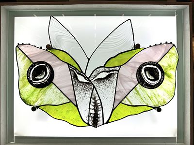 Ольга Галкина. Occelli. . Стекло, припой. Экспонируется в световом коробе. 34x45 2025 г. 
Ольга 