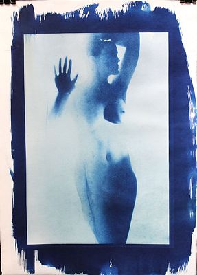 Юлия Макарова-Томина - Обнаженная (3). Бумага, цианотипия, 55х39, "Художник — иллюстратор. Призёр 