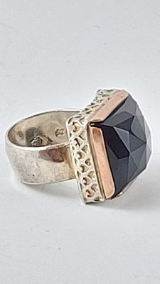 טבעת כסף וזהב מרהיבה גדולה ואיכותית סטרלינג 925 חתום 
ישראל שנות ה60 עשויה בעבודת יד אומן גוף 