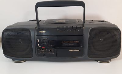 טייפ ודיסק וינט'ג תוצרת SANYO מצב חיצוני מושלם מצב עבודה נדלק
אבל לא נבדקה תקינות הדיסק והטייפ