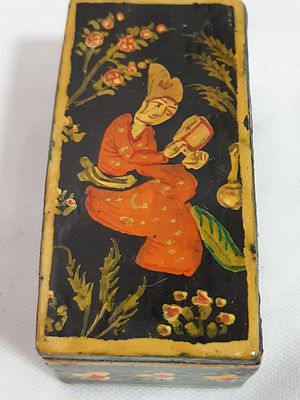 לאספנים קופסת טבק/גלולות פרסית ציורים של דמויות וצמחיה 
עשויים בעבודת יד אומן נפתחת על ציר 
במצב 