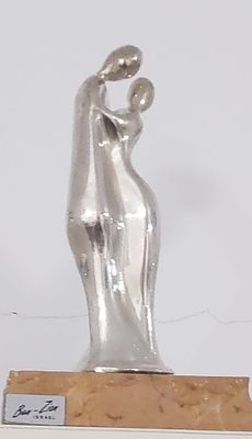 פסל כסף סטרלינג זוגי גדול ומרהיב עשוי בעבודת יד כסף סטרלינג 925 חתום 
עבודה של בן ציון זוג במהלך 