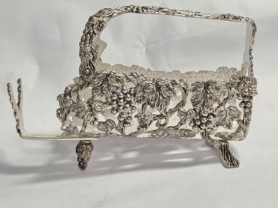 מעמד לבקבוק יין מרהיב גדול ואיכותי ציפוי כסף עבה עבודת בלט איכותית 
בעיצוב ענבים וגפנים על כול 