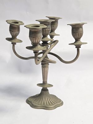 קנדלברה גדולה חמש קנים ישנה /עתיקה עשויה בציפוי כסף עבה 
מרהיבה ובעלת נוכחות עבודות חריטה וריקוע 