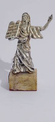 יודאיקה פסל כסף סטרלינג 925 חתום בעיצוב דמותו של משה רבינו 
עומד על הר סיני ומחזיק את לוחות 