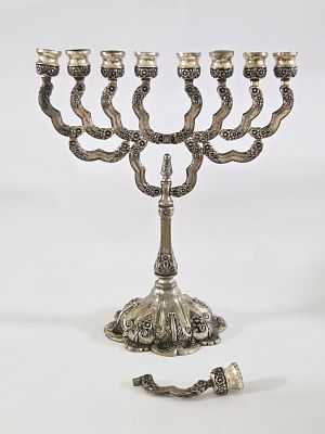 יודאיקה חנוכיה גדולה מרשימה בעלת נוכחות ציפוי כסף עבה 
עם עבודת בלט נהדרת שמש נשלף גובה 30 סמ 