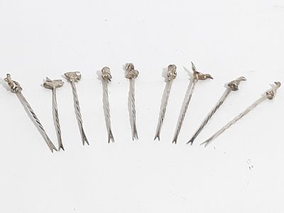 סט של תשע מזלגות כסף להגשת אפרטיף עתיקים עשויים כסף 
בעבודת יד אומן לכול אחד בראש פיגורת חיה 