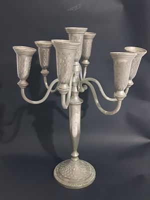 קנדלברה גדולה שבע קנים עשויה בציפוי כסף עבה איכותית 
ובעלת נוכחות עבודות חריטה וריקוע עדינות 