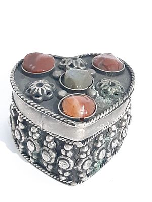 קופסת טבק/גלולות טורקמנית כסף ואבניי חן ישנה/עתיקה 
עשויה בעבודת יד כסף נמוך ועבודת בלט מרהיבה 