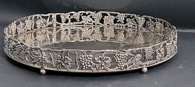 סנטר פיס /מגש ציפוי כסף עבה גדול מרהיב ואיכותי ניצב על שש רגלים 
עבודת חריטה עדינה על פניי לוח 