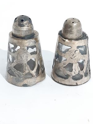 סט כסף וזכוכית מלחיה ופלפליה עשויים כסף סטרלינג חתום 
ומיכל זכוכית פנימי גודל 6×4 סמ סימניי זמן 