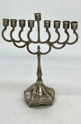 יודאיקה חנוכיה קלאסית ציפוי כסף עבה עם עבודת בלט 
נהדרת גובה 21 סמ רוחב 16 סמ