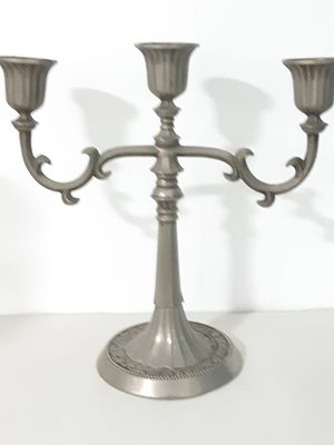 פמוט מרהיב שלוש קנים איכותי וגדול 
ציפוי כסף עבה עבודת בלט עדינה בבסיס ועל הגוף 
גובה 25 