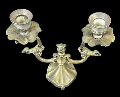 יודאיקה פמוט שבת דו קני ישן מרהיב ואיכותי ציפוי כסף עבה 
עבודת בלט במרכז הפמוט גובה 22 סמ רוחב 23 סמ