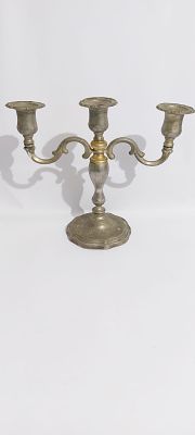 פמוט גדול ובעל נוכחות שלוש קנים ישן/עתיק ציפוי כסף עבה 
הזהבה בחלק המרכזי עבודת פיתוח ובלט בגוף 