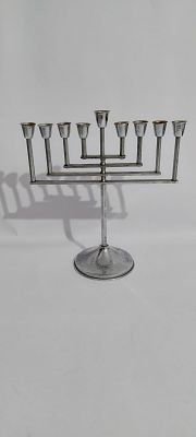 חנוכיה גדולה ומרהיבה ציפוי כסף עשויה בעבודת יד 
ישראל שנות ה50/60 המאה ה20 
גובה 24 סמ רוחב 22 